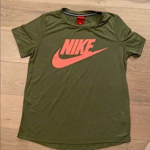 Women’s Nike sportswear Futura tee